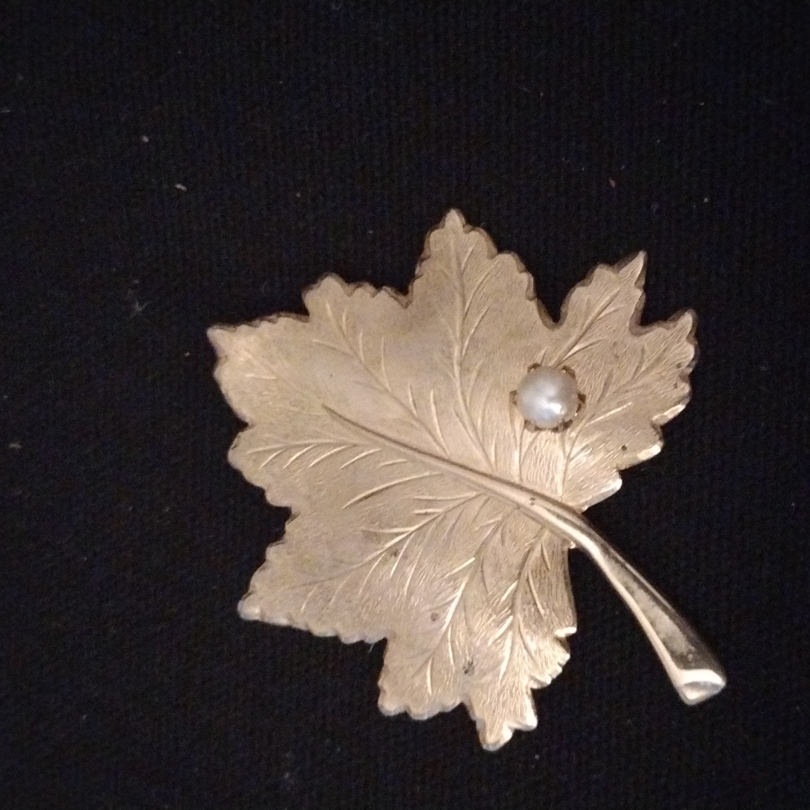 Vintage Sarah Coventry Gold Tone Leaf W Faux Pearl Brooch 14$